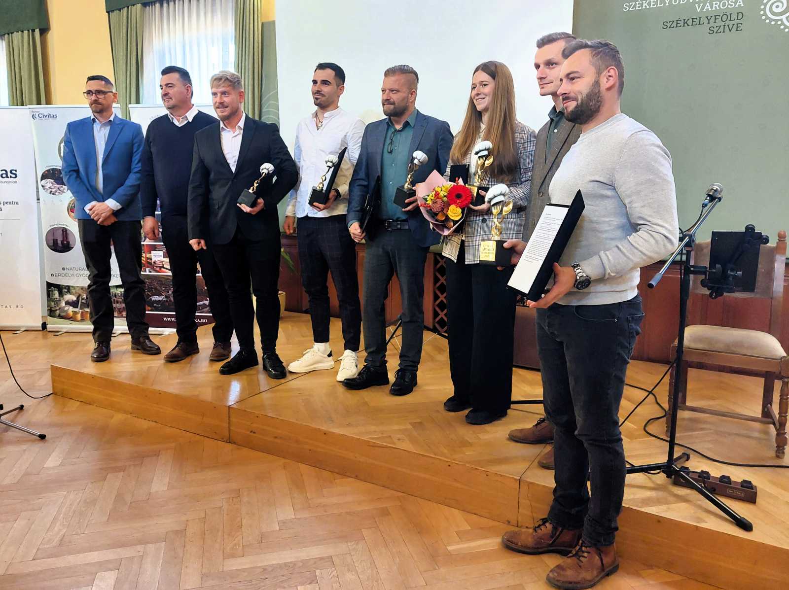 A díjazottak egy csokorban. | Fotó: F.E.