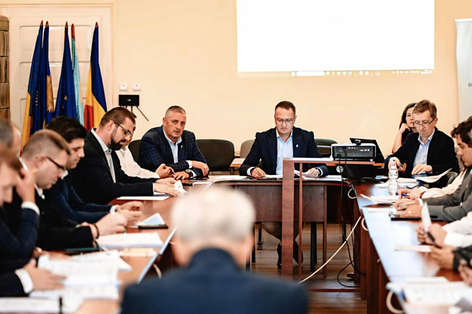 Munkában az RMDSZ-es városvezetés. Tisztújításra készülnek. | Fotó: RMDSZ Gyergyószentmiklós