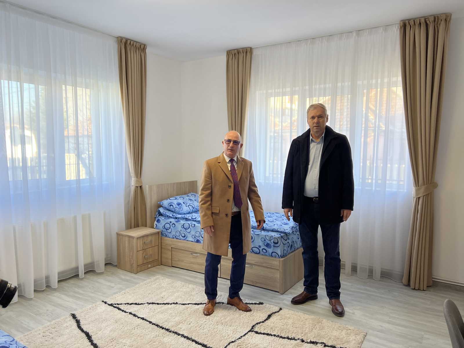 A központ szociális igazgaztója és Péter Ferenc, a Maros Megyei Tanács elnöke | Fotó: Rákóczi Kinga 