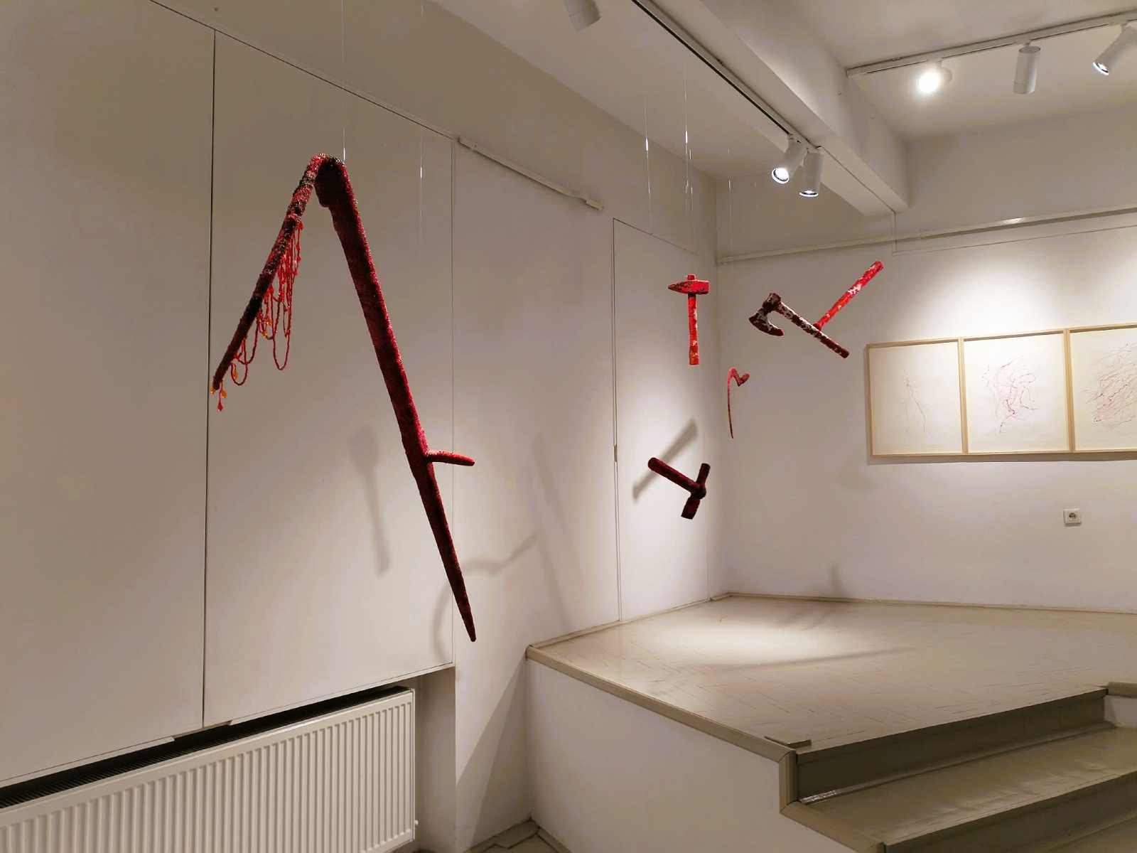 "Vérvörös vagy színes gyöngyhálókkal betakart fegyverek..."