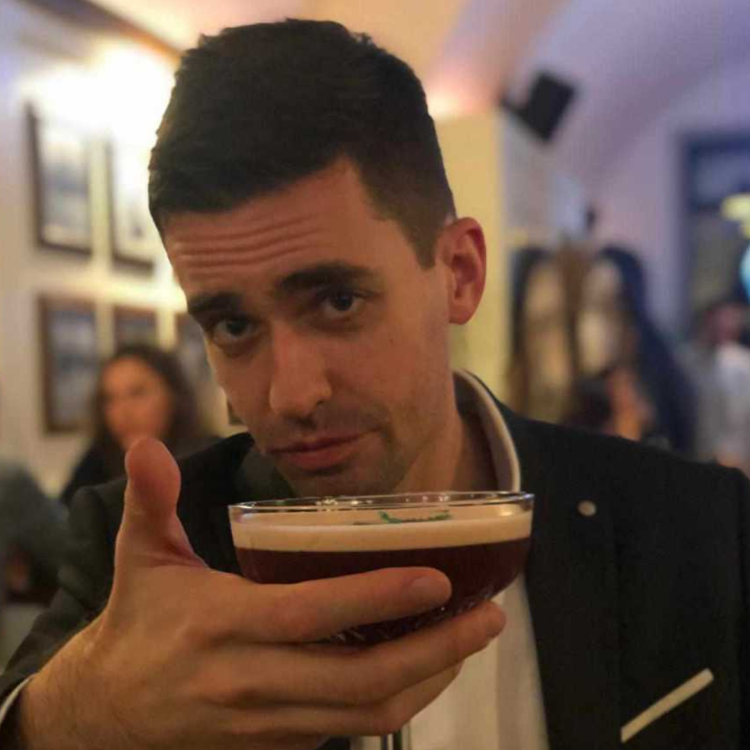 Dr. Szász Levente, a koktélkészítő rektorhelyettes