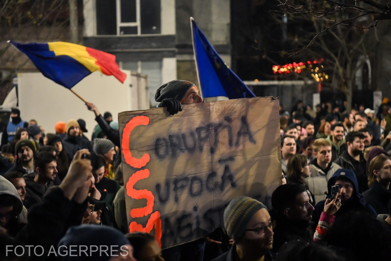 Tüntetés Bukarestben. Az elemző szerint vannak naivak és naivák, akik elhiszik. hogy változás történhet Fotó: Agerpres