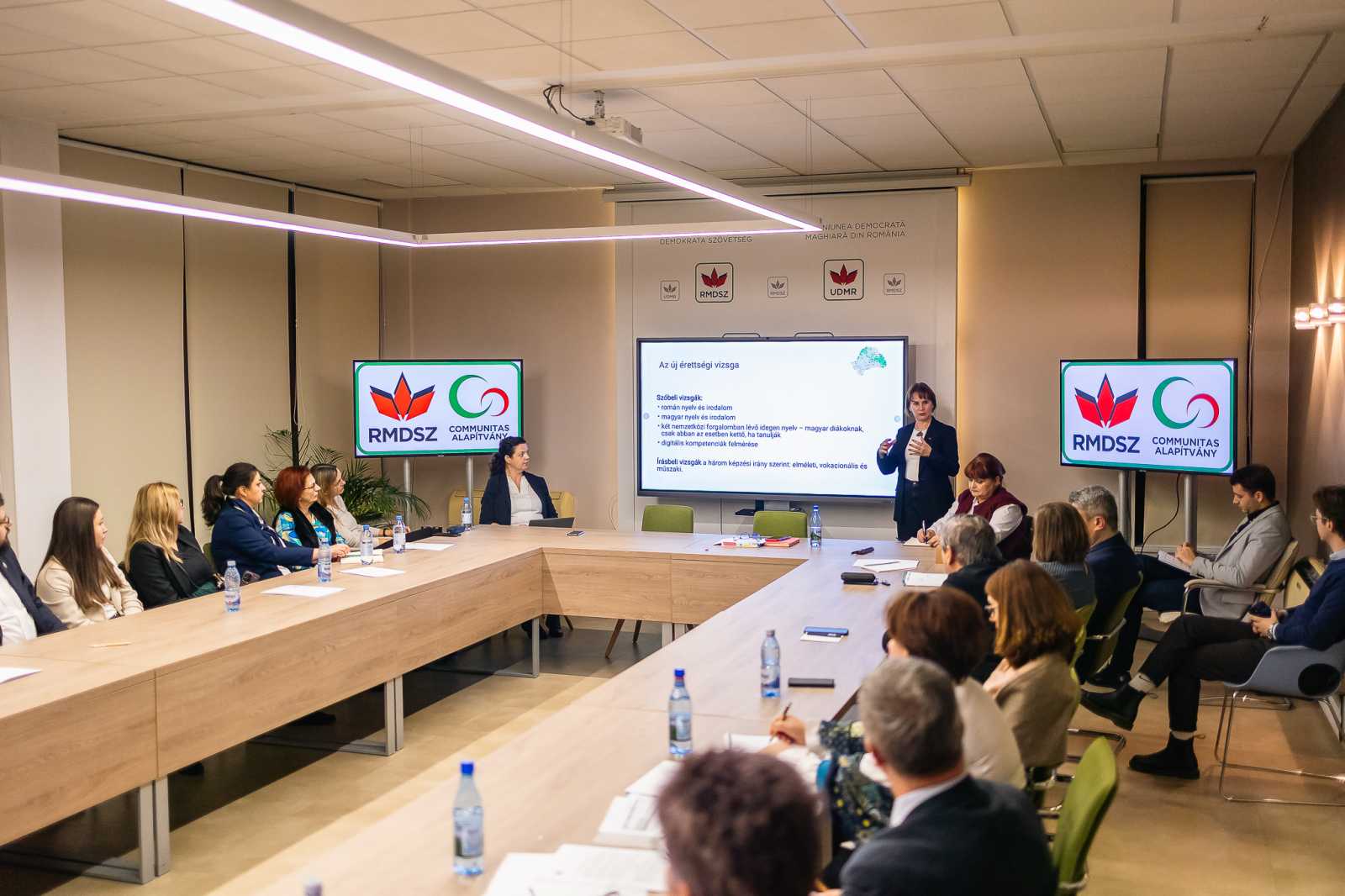 Az érdeklődő intézmények képviselőinek tartanak szakmai konzultációt. | Fotók: Mihályfalvi Katalin Facebook-oldala