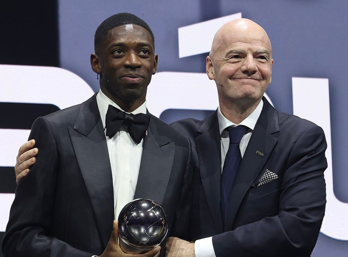 Dembélé átveszi a díjat | Fotó: Facebook/Paris Supporters