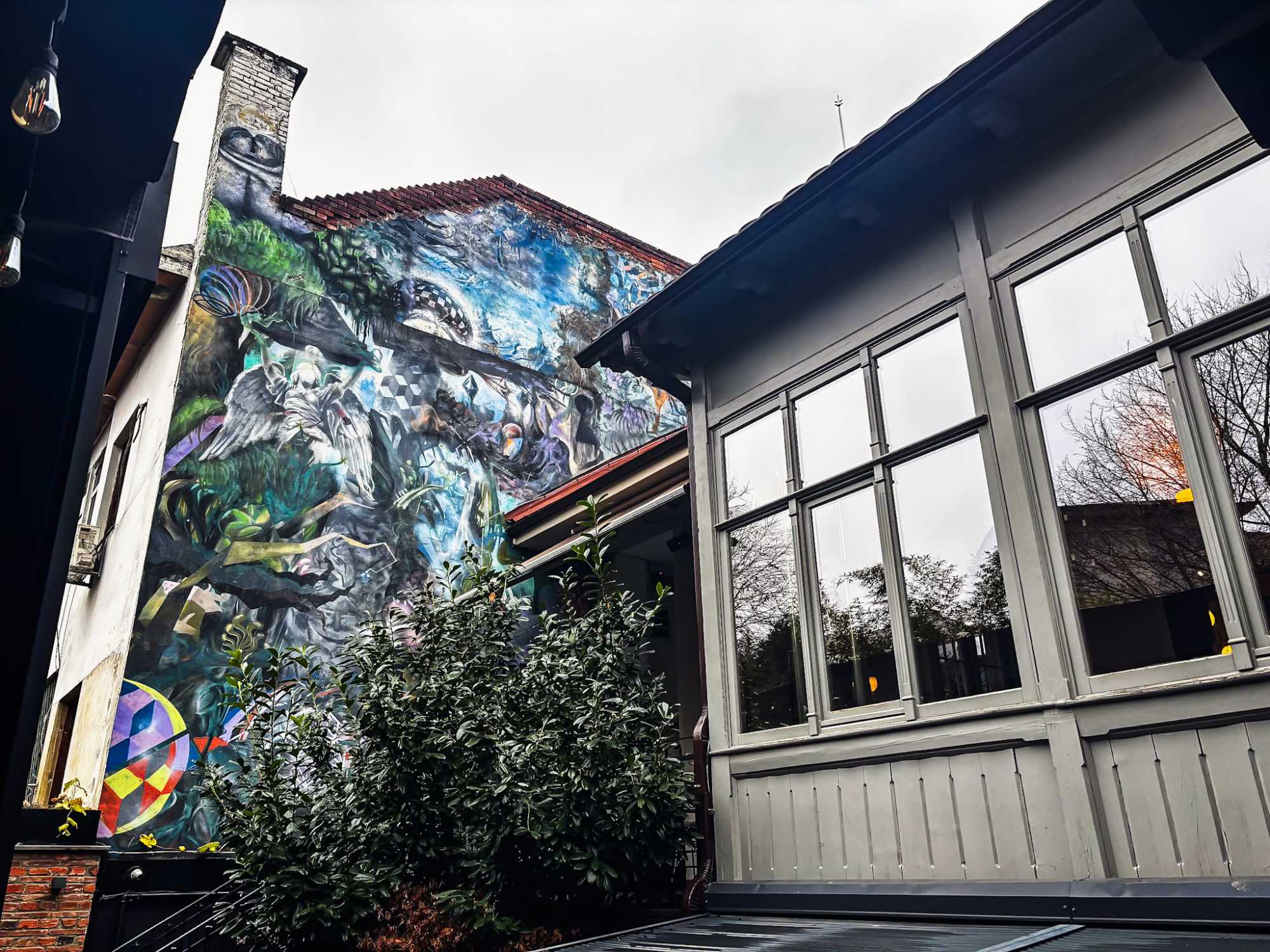 Ak&aacute;rcsak a veg&aacute;n &eacute;tterem homlokzat&aacute;n &aacute;ll&oacute; Obie Platont, amely a kert h&aacute;ts&oacute; udvar&aacute;n, n&ouml;v&eacute;nyekk&ouml;zt b&uacute;jk&aacute;l.