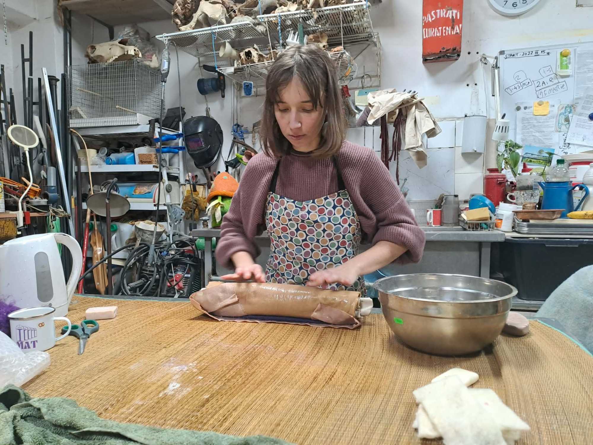 Itt pedig nem a kar&aacute;csonyi bejgli k&eacute;sz&uuml;l &eacute;ppen, csup&aacute;n Csillu elkezdte kipr&eacute;selni a vizet a kalapb&oacute;l, hogy j&oacute;l &ouml;sszemenjen.