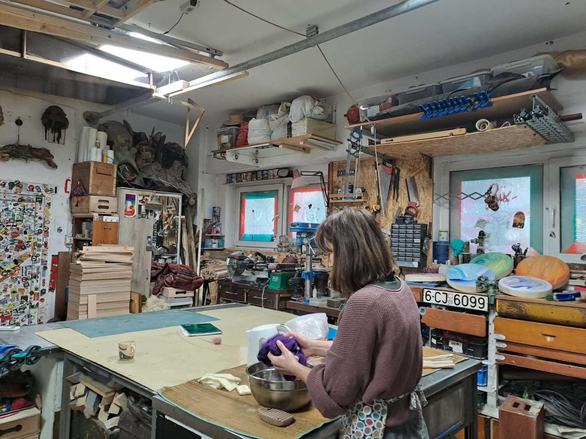 Csillu &uacute;jra megmossa, majd gy&uacute;rni kezdi az anyagot, hogy pont a fej&eacute;re illeszkedjen a p&ouml;tty&ouml;s kalap.