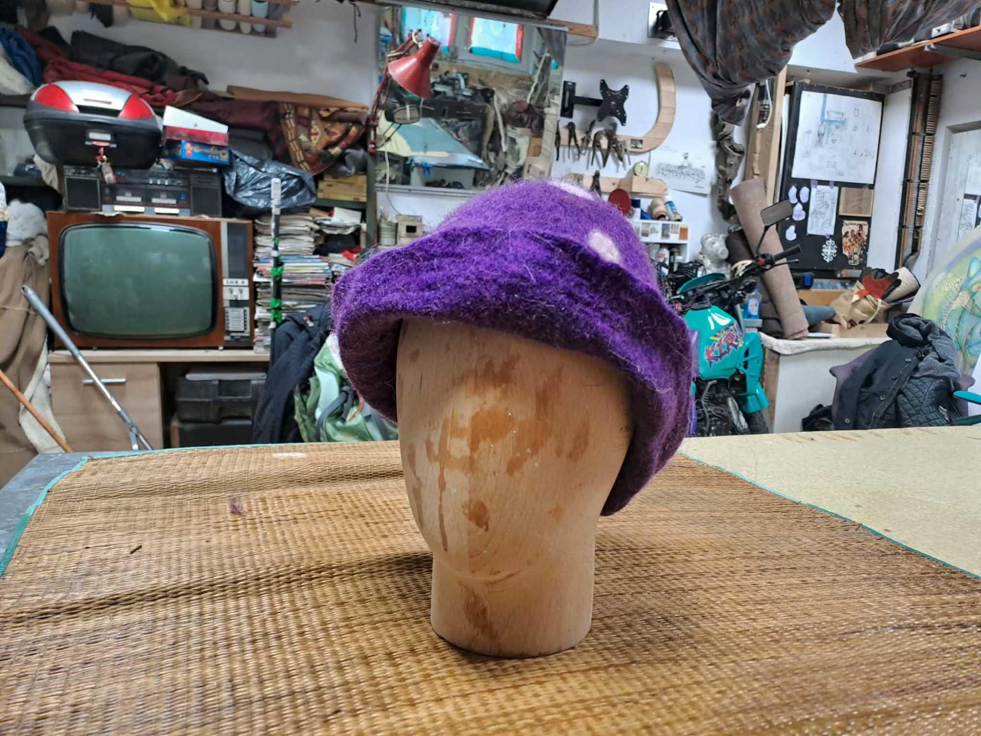 &bdquo;Ezut&aacute;n pedig kirakjuk sz&aacute;radni. El&eacute;g hamar megy, a v&eacute;kony gyapj&uacute; k&ouml;nnyen sz&aacute;rad&rdquo; &ndash; tudtuk meg.
&nbsp;