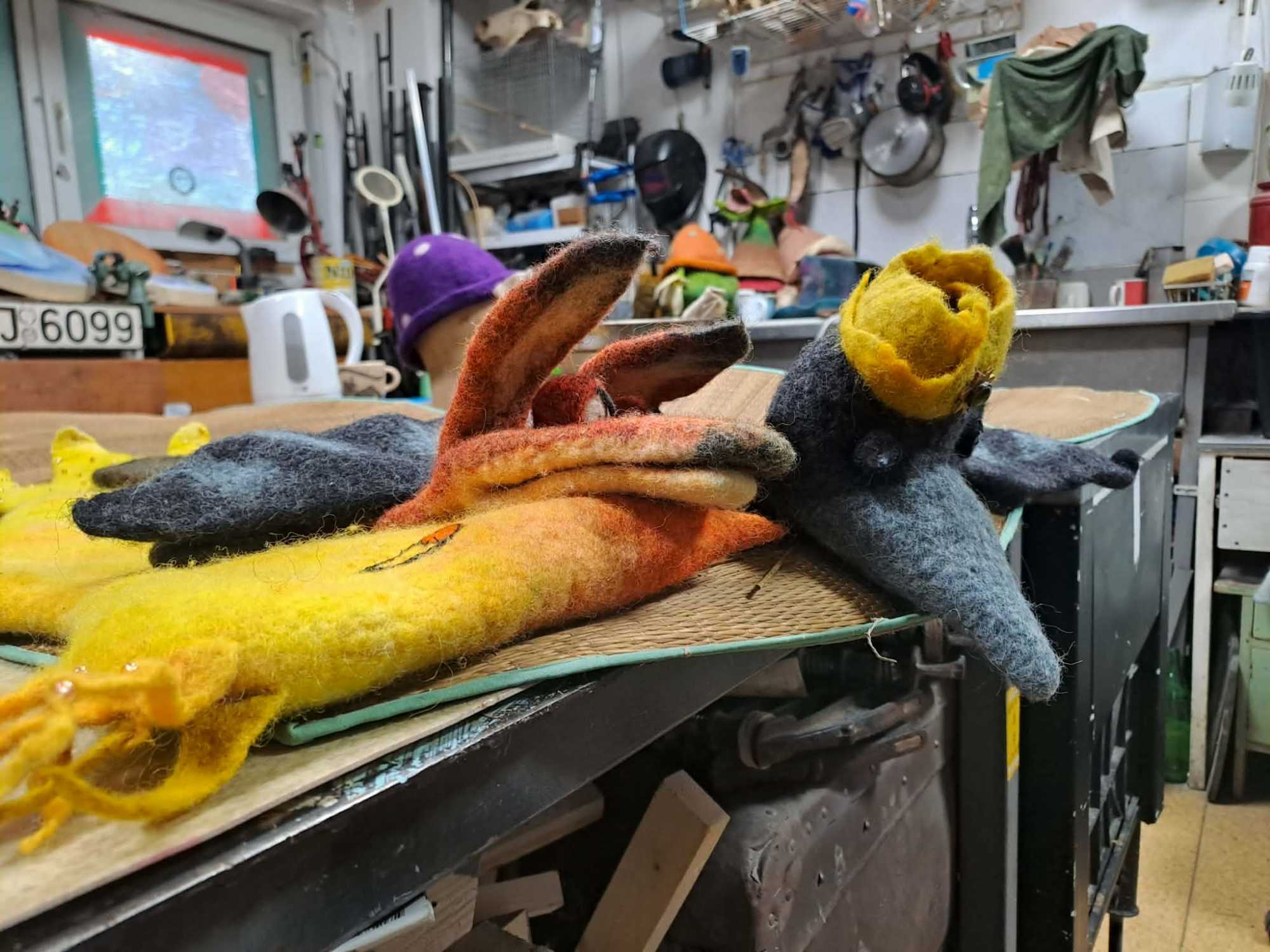 Ameddig a kalap sz&aacute;rad, n&eacute;zz&uuml;nk k&ouml;rbe a műhelyben, itt vannak p&eacute;ld&aacute;ul ezek a b&aacute;bok.