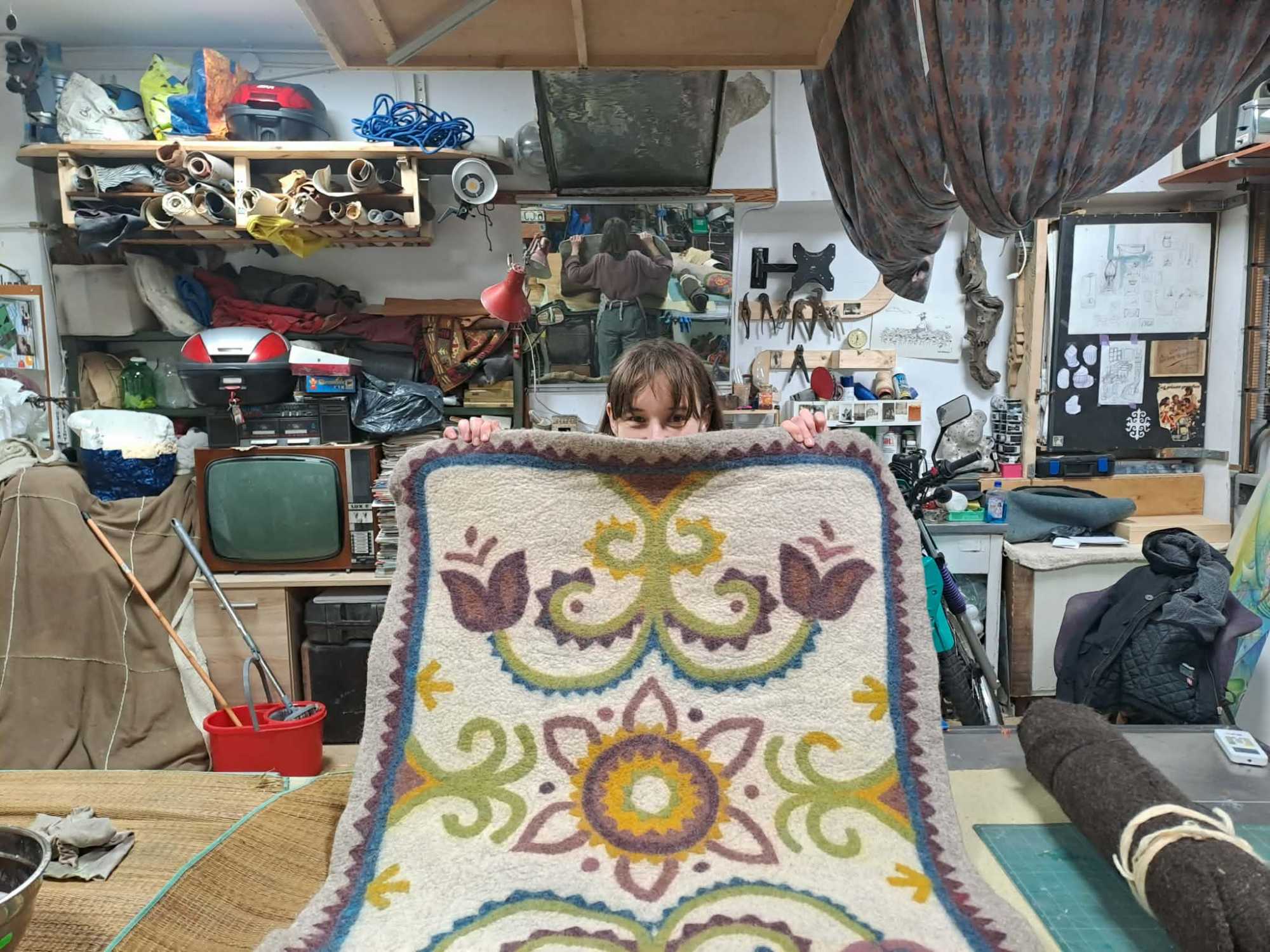 &bdquo;Egy ilyen szőnyeg elk&eacute;sz&iacute;t&eacute;se ak&aacute;r egy h&eacute;tig is eltarthat &eacute;s akkor t&eacute;nyleg ezzel kelek &eacute;s fekszem