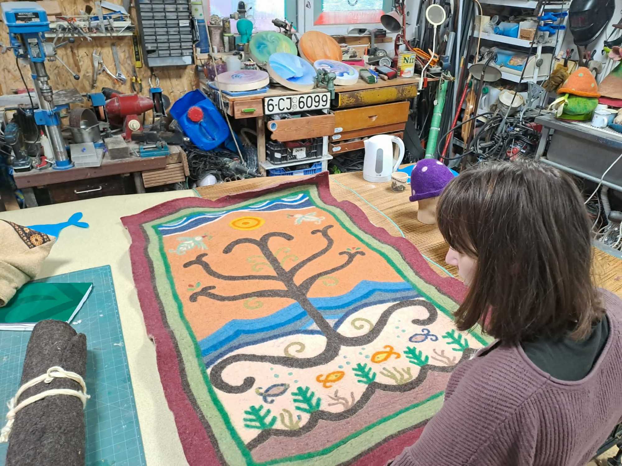 Van, amikor seg&iacute;ts&eacute;get is kap a hosszadalmas munk&aacute;ban.