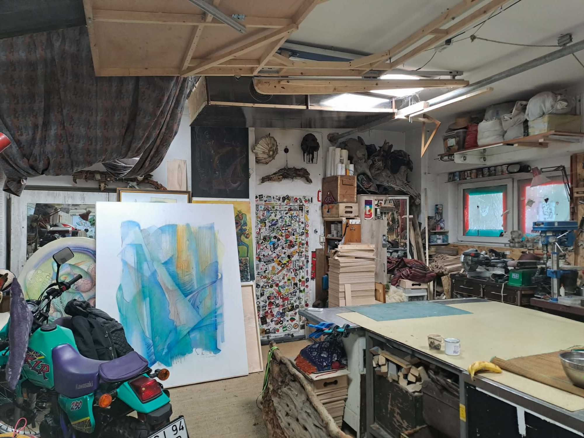 Sokszor a k&ouml;rnyezete inspir&aacute;lja az alkot&aacute;sban. Ez a műhely is bet&ouml;lti ezt a szerepet.