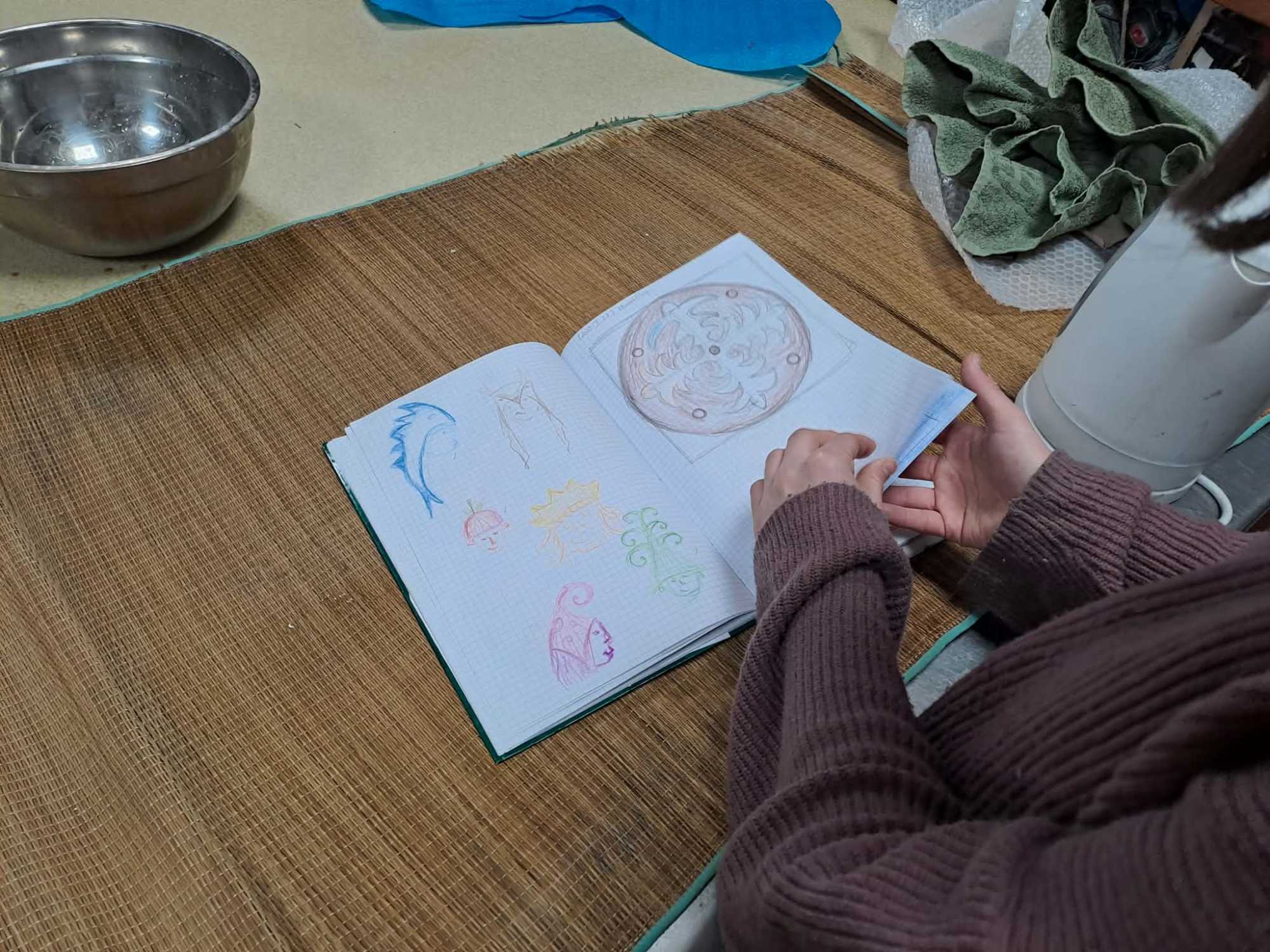 Elősz&ouml;r minden pap&iacute;ron val&oacute;sul meg.
&nbsp;