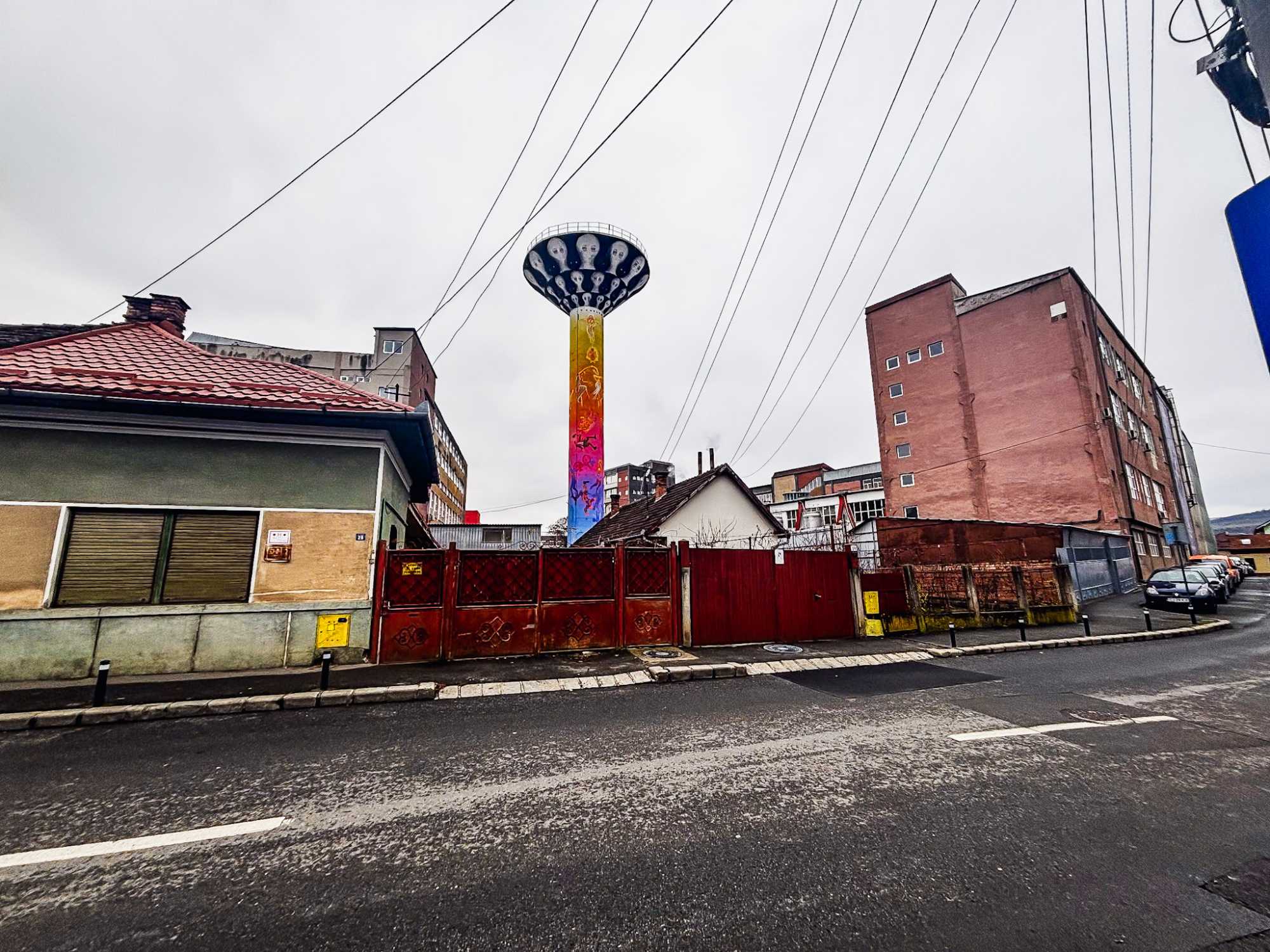 Szamosk&ouml;zi utca 16. Nem mindennapi l&aacute;tv&aacute;ny t&aacute;rul el&eacute;m a H&oacute;st&aacute;ti negyed utols&oacute; meg&aacute;ll&oacute;j&aacute;hoz, az ipari parkhoz &eacute;rve. A sz&uuml;rke beton&eacute;p&uuml;letek k&ouml;z&ouml;tt levő v&iacute;ztorony UF&Oacute; &eacute;szlel&eacute;s k&ouml;zpontj&aacute;v&aacute; v&aacute;lt.