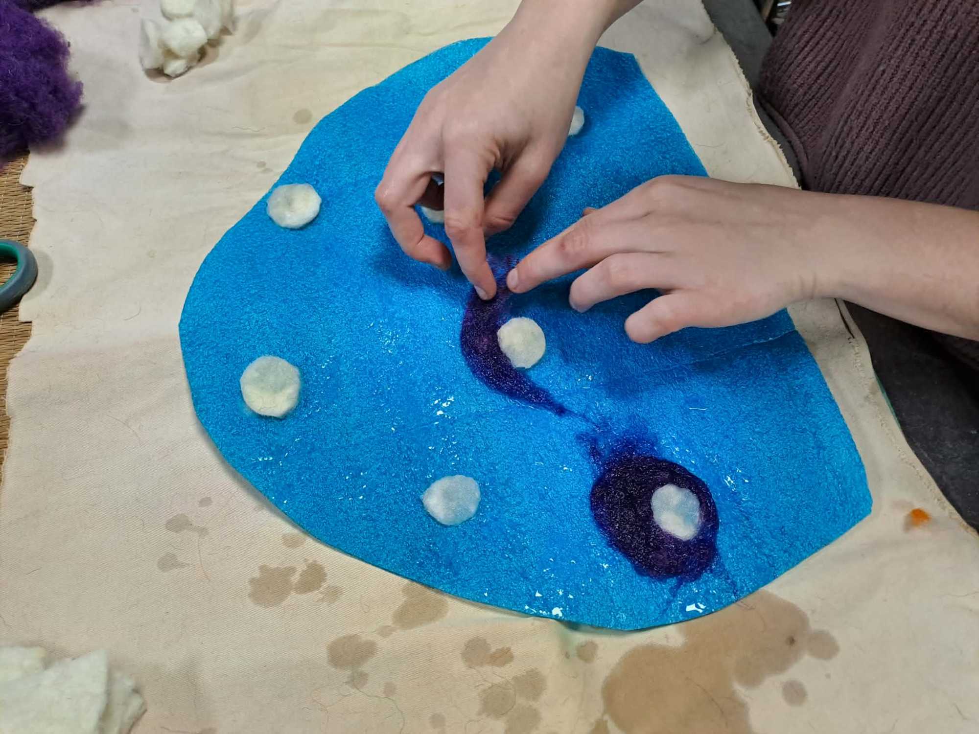 Csillu bele is fog a kalapk&eacute;sz&iacute;t&eacute;sbe. Sablont vesz elő &eacute;s meglepő m&oacute;don egyből a mint&aacute;val kezdi az eg&eacute;sz munk&aacute;t. &bdquo;Erre az&eacute;rt van sz&uuml;ks&eacute;g, mert erre ker&uuml;l k&eacute;sőbb r&aacute; a belső r&eacute;tegnyi gyapj&uacute;, &iacute;gy k&iacute;v&uuml;lről befel&eacute; kell haladnunk&rdquo; &ndash; mondta.