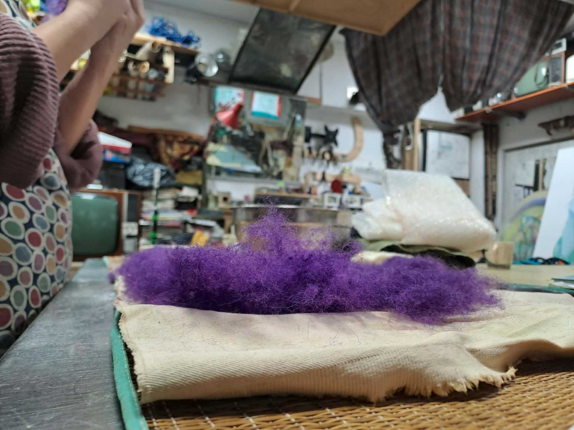 Kettőt pislogunk &eacute;s r&aacute; is ker&uuml;l a mint&aacute;zatra a lila gyapj&uacute;r&eacute;teg, amit egyből egy forr&oacute;vizes mos&aacute;s k&ouml;vet.