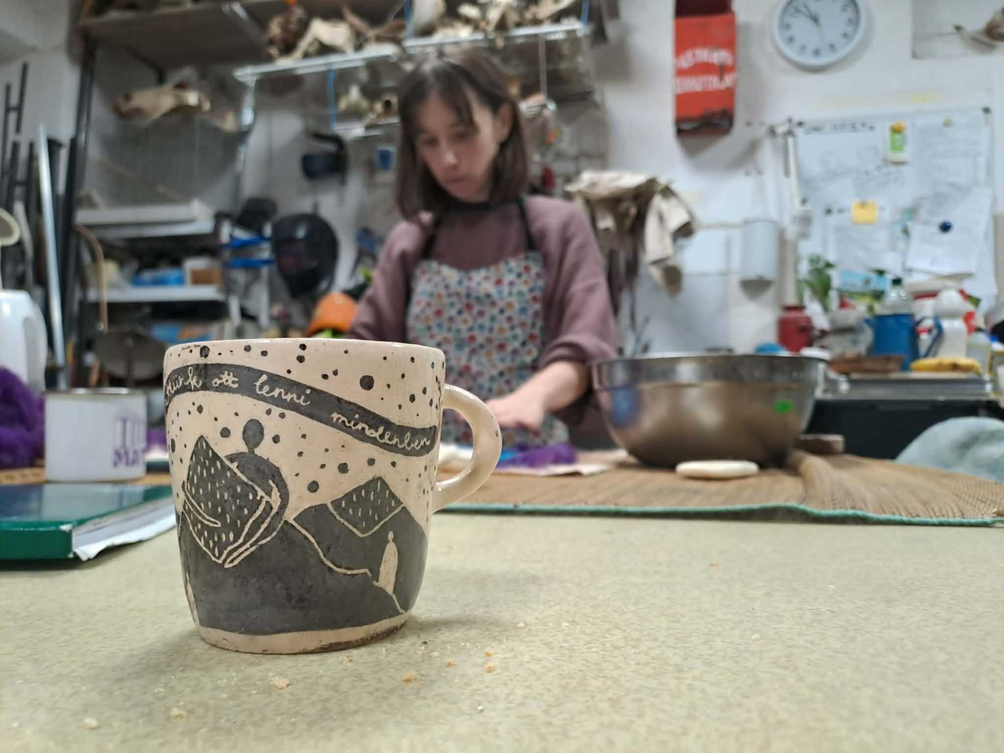 Idők&ouml;zben a tea is elk&eacute;sz&uuml;lt.