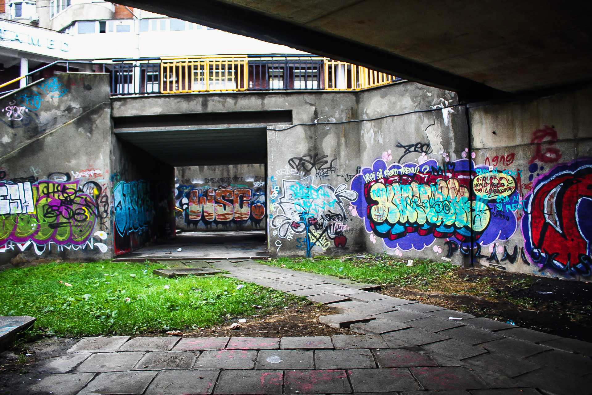 Ahogyan k&ouml;zeledik a t&eacute;l, egyre gyűlnek a felhők Kolozsv&aacute;r felett. Ebben a sz&uuml;rkes&eacute;gben az embersz&iacute;nre v&aacute;gyik, az viszont nem j&ouml;n csak &uacute;gy szembe az utc&aacute;n, nem marad m&aacute;s v&aacute;laszt&aacute;s, minthogymi menj&uuml;nk a sz&iacute;nek elej&eacute;be.