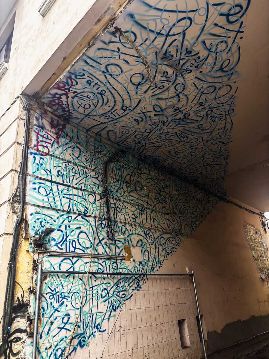 Egy keskeny utca vezet tov&aacute;bb Kolozsv&aacute;r legimpoz&aacute;nsabb falfestm&eacute;ny&eacute;hez, amely egyben Rom&aacute;nia m&aacute;sodik legnagyobb street art-ja is.