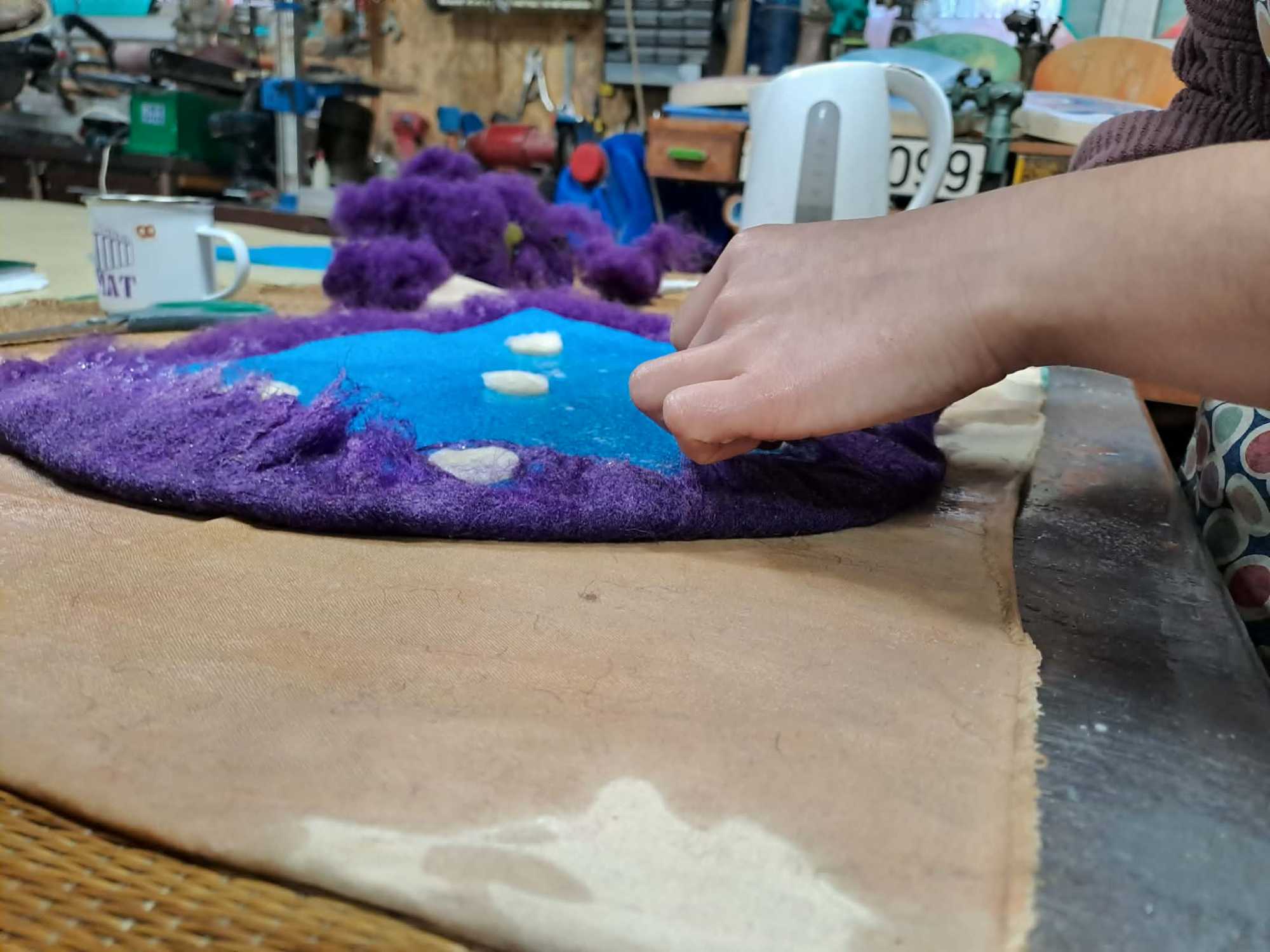 &bdquo;Ezut&aacute;n megford&iacute;tjuk az eg&eacute;szet &eacute;s ilyen fornettis technik&aacute;val behajtjuk, mint a kis kifliket. Ezut&aacute;n pedig erre az oldalra is r&aacute;ker&uuml;l a gyapj&uacute;, mint a m&aacute;sik oldalon&rdquo; &ndash; mutatta be.