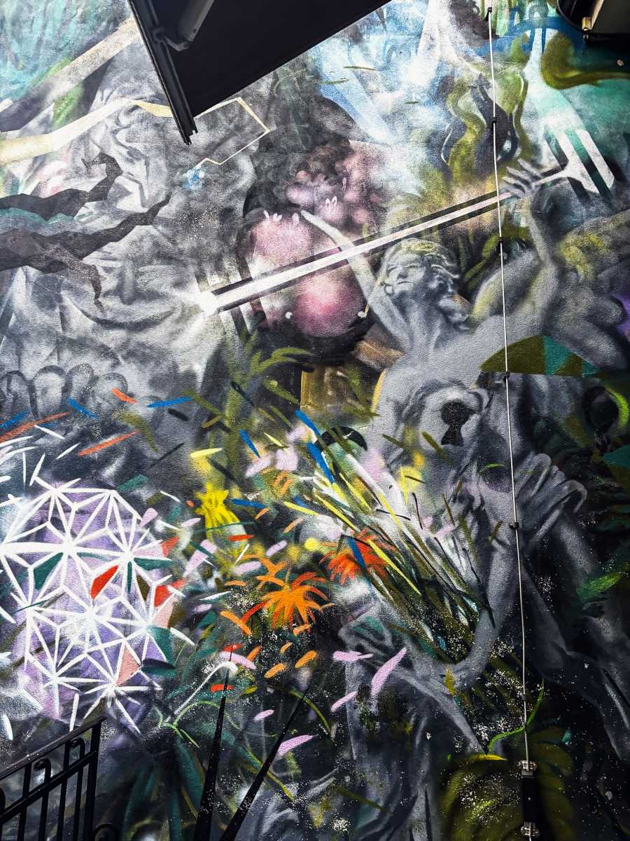 Erzs&eacute;bet &uacute;t 1, Samsara Foodhouse. A r&eacute;szletek k&ouml;z&ouml;tt angyal-szobrok is tal&aacute;lhat&oacute;k, mintha csak a bej&aacute;ratot őrizn&eacute;k.