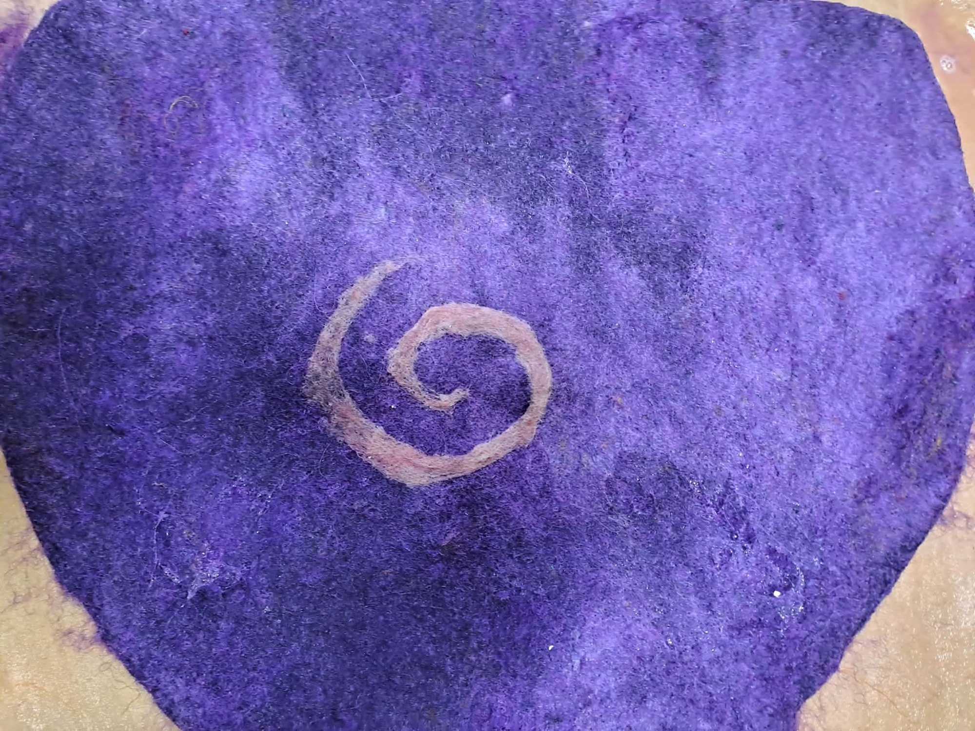 Mos&aacute;s ut&aacute;n Csillu elmaradhatlan csiga szign&oacute;ja is felker&uuml;l a kalap belsej&eacute;be. &bdquo;Ez az eg&eacute;sz csig&aacute;s dolog m&eacute;g &eacute;vekkel ezelőtt jutott eszembe. Egy retyez&aacute;ti t&uacute;r&aacute;z&aacute;s k&ouml;zben h&iacute;vtuk egym&aacute;st egy bar&aacute;tnőmmel hegyi csig&aacute;knak, sz&oacute;val igen ez valahogy megmaradt nekem&rdquo; &ndash; eml&eacute;kezett vissza.