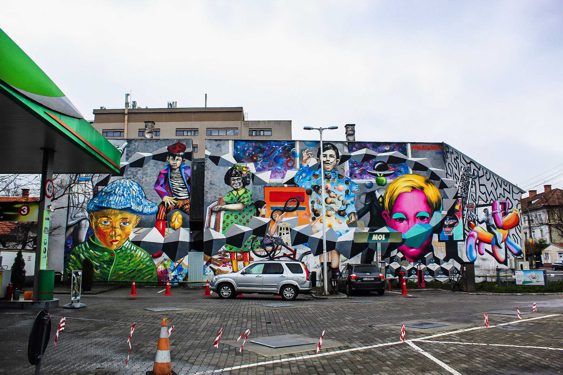 K&ouml;vetkező &aacute;llom&aacute;som az Octavian Goga als&oacute; tagozatos iskola volt. A kapu z&aacute;rva volt, &iacute;gy az udvarra ugyan nem tudtam bel&eacute;pni, az utca felőli falakon azonban k&aacute;rp&oacute;toltak a kert m&ouml;g&ouml;tt maradt l&aacute;tv&aacute;ny&eacute;rt.