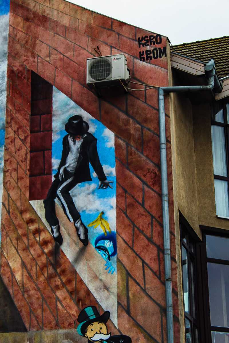 Michael Jackson, Ceaușescu, Superman &eacute;s Mickey eg&eacute;r egy helyen olyan egy&uuml;tt&aacute;ll&aacute;s, ami k&eacute;peselnyomni a k&eacute;k &eacute;s a kolozsv&aacute;ri &eacute;g k&ouml;zti kontrasztot.