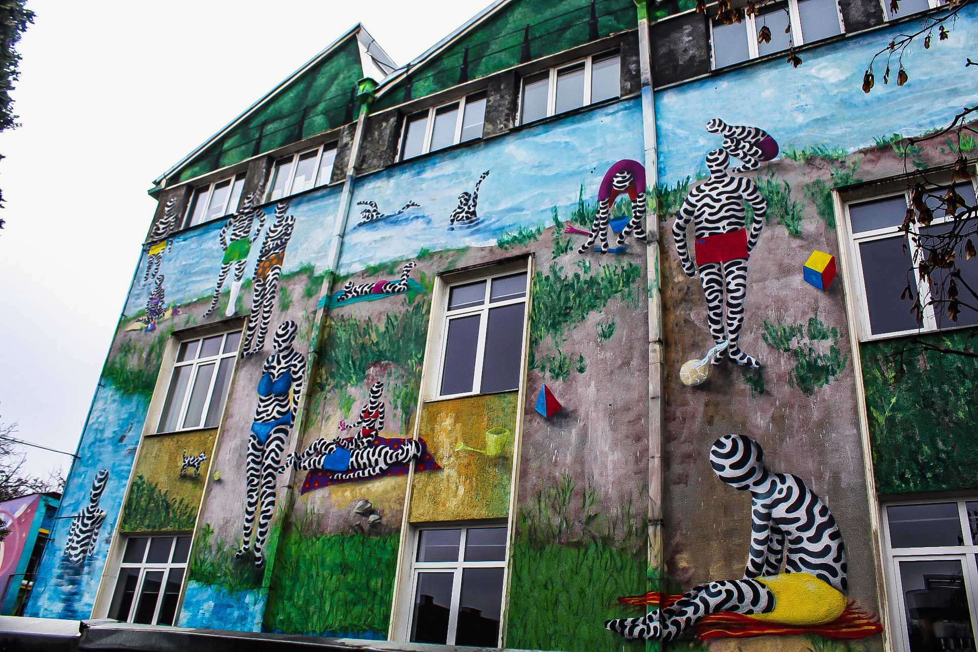 A helyi műv&eacute;szek t&ouml;bbs&eacute;ge (Kero, Krom, Ocu, stb.) k&ouml;z&ouml;sen dolgozik azon, hogy az utc&aacute;katgal&eacute;ri&aacute;v&aacute; v&aacute;ltoztass&aacute;k.