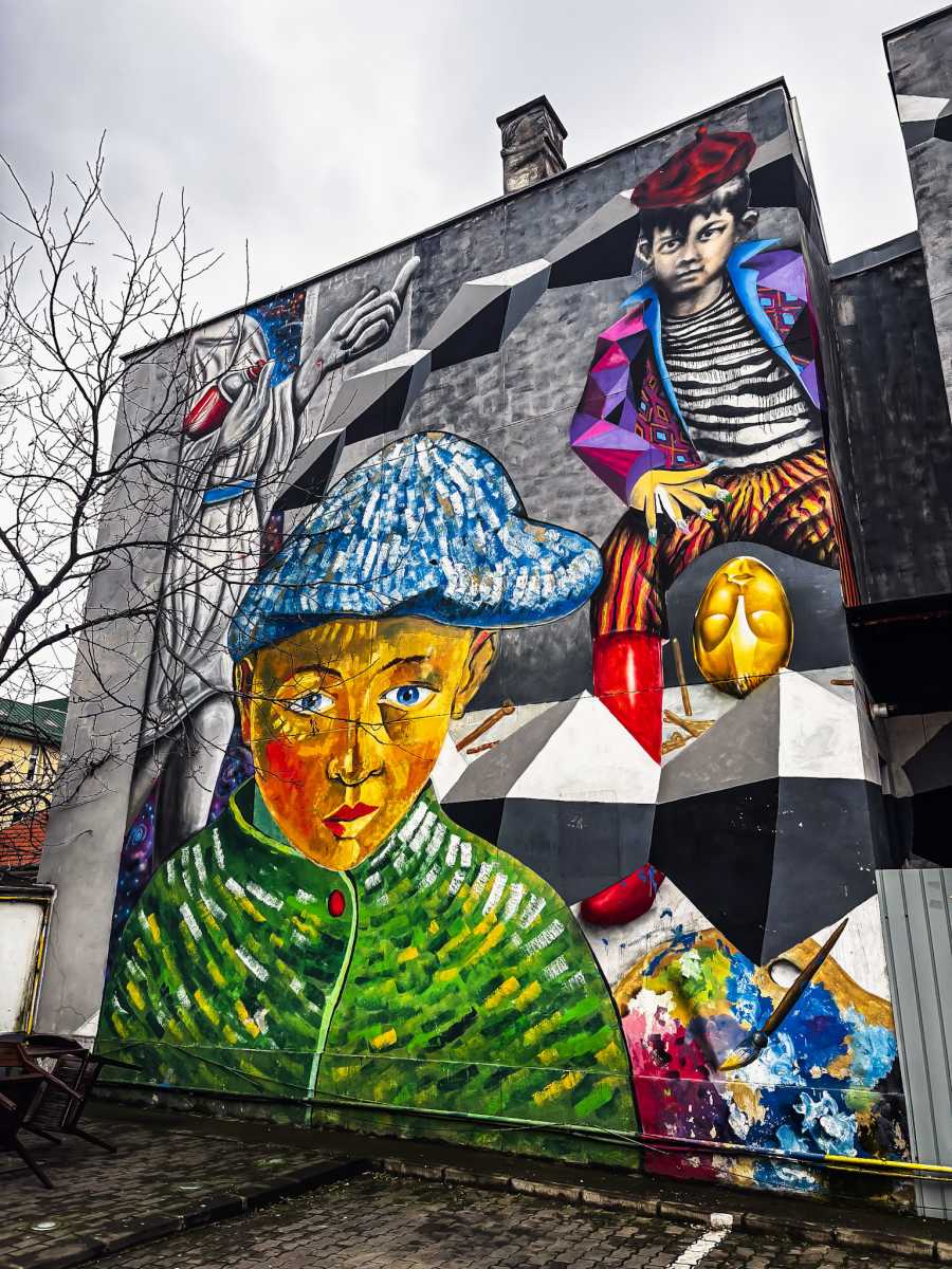 St&iacute;lszerűen, a műv&eacute;szeti iskol&aacute;hoz kapcsol&oacute;dva, műv&eacute;szeti nagy&aacute;gy&uacute;k st&iacute;lus&aacute;t id&eacute;ző falfestm&eacute;ny&hellip; Vincent Van Gogh jellegzetes ecsetvon&aacute;sai &eacute;s Salvador Dali sz&uuml;rrealizmusa egy benzink&uacute;t m&ouml;g&ouml;tti falon tal&aacute;lkozik.