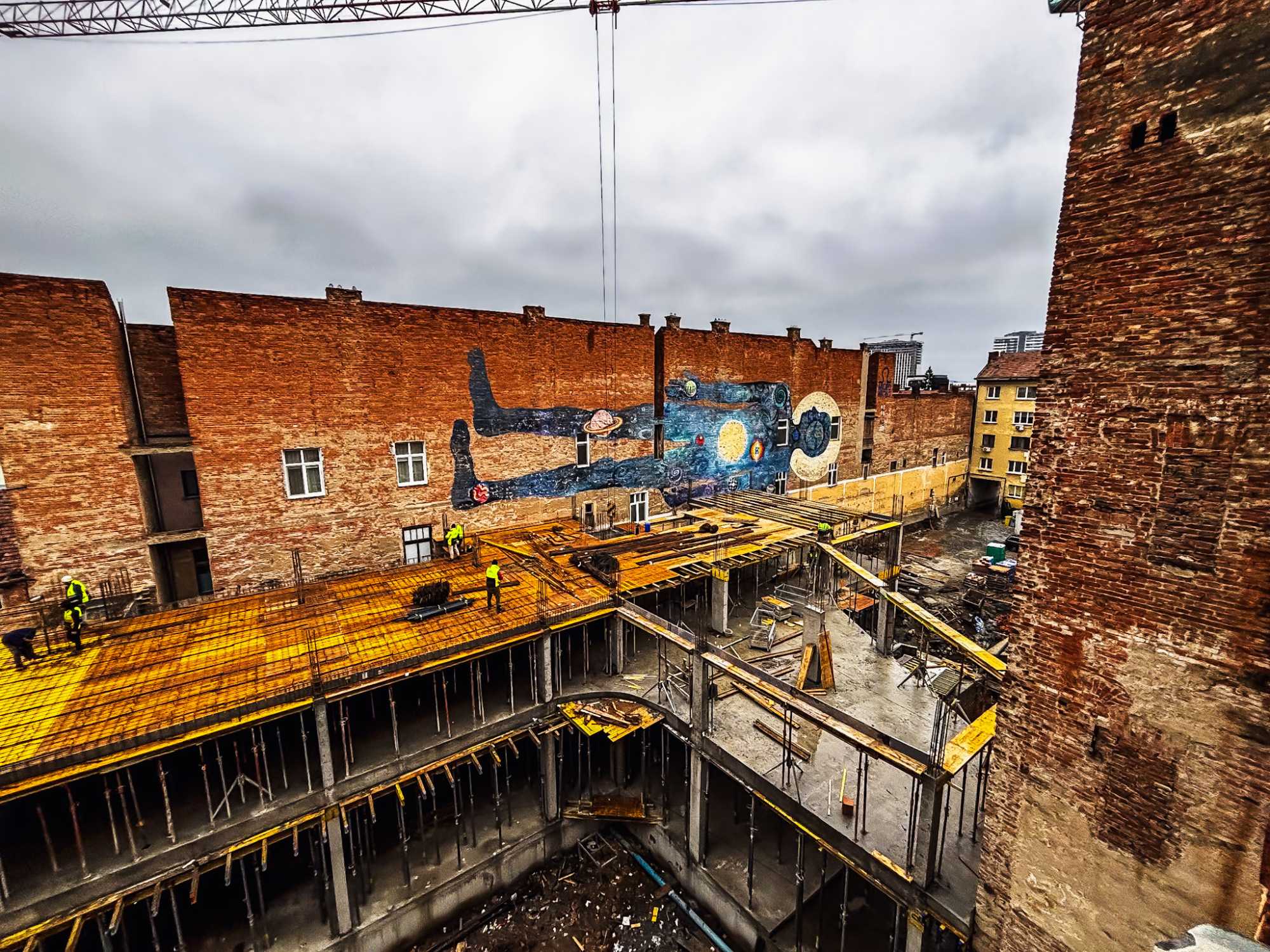 A teljes műre a Babeș-Bolyai Tudom&aacute;nyegyetem B&ouml;lcs&eacute;sz kar&aacute;nak &eacute;p&uuml;let&eacute;ből ny&iacute;lik a legjobbkil&aacute;t&aacute;s, k&uuml;l&ouml;n&ouml;sen a munk&aacute;latok alatt.