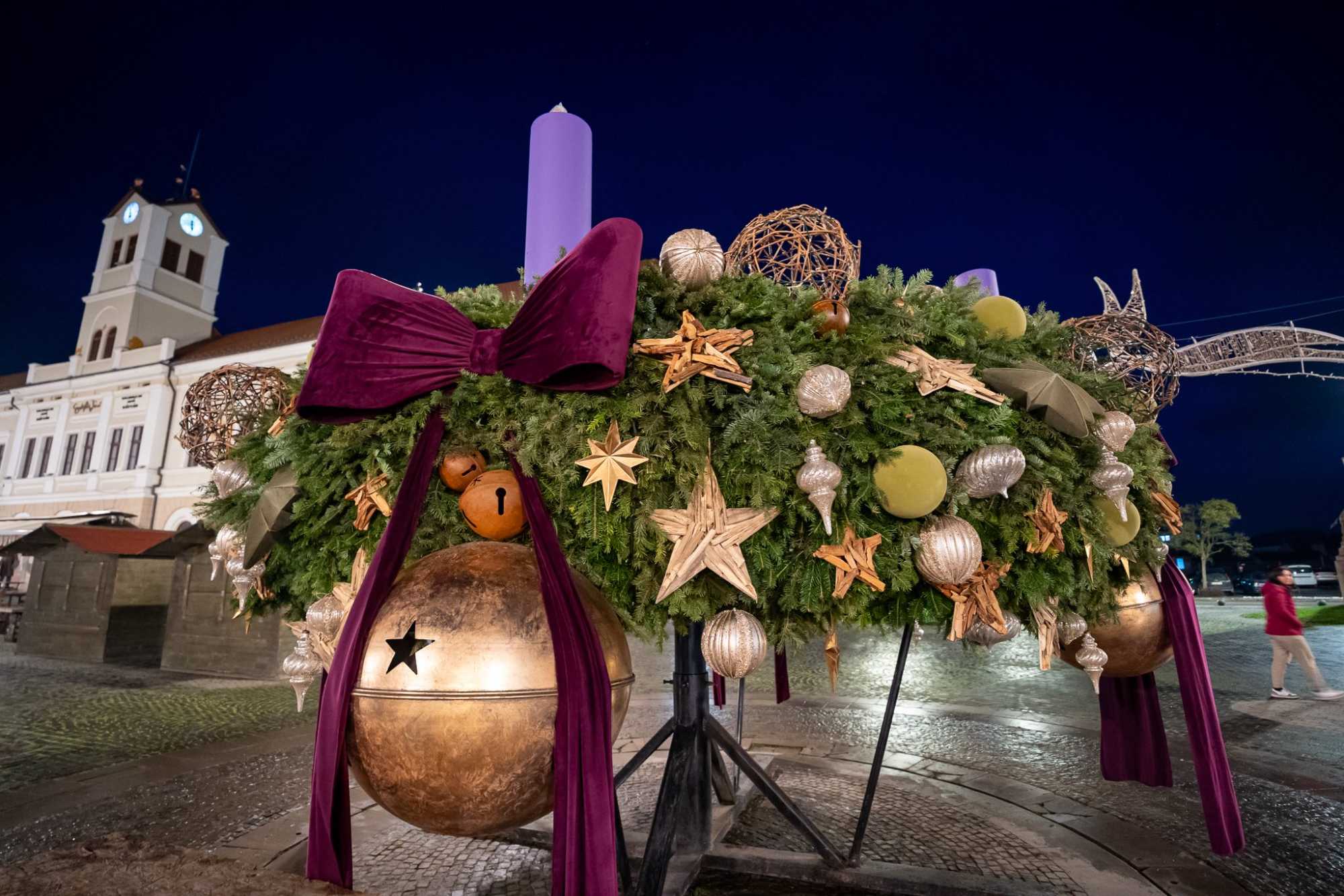 Az utolsó gyertyát a békelánggal gyújtják meg | Fotó: Sepsiszentgyörgy Önkormányzata