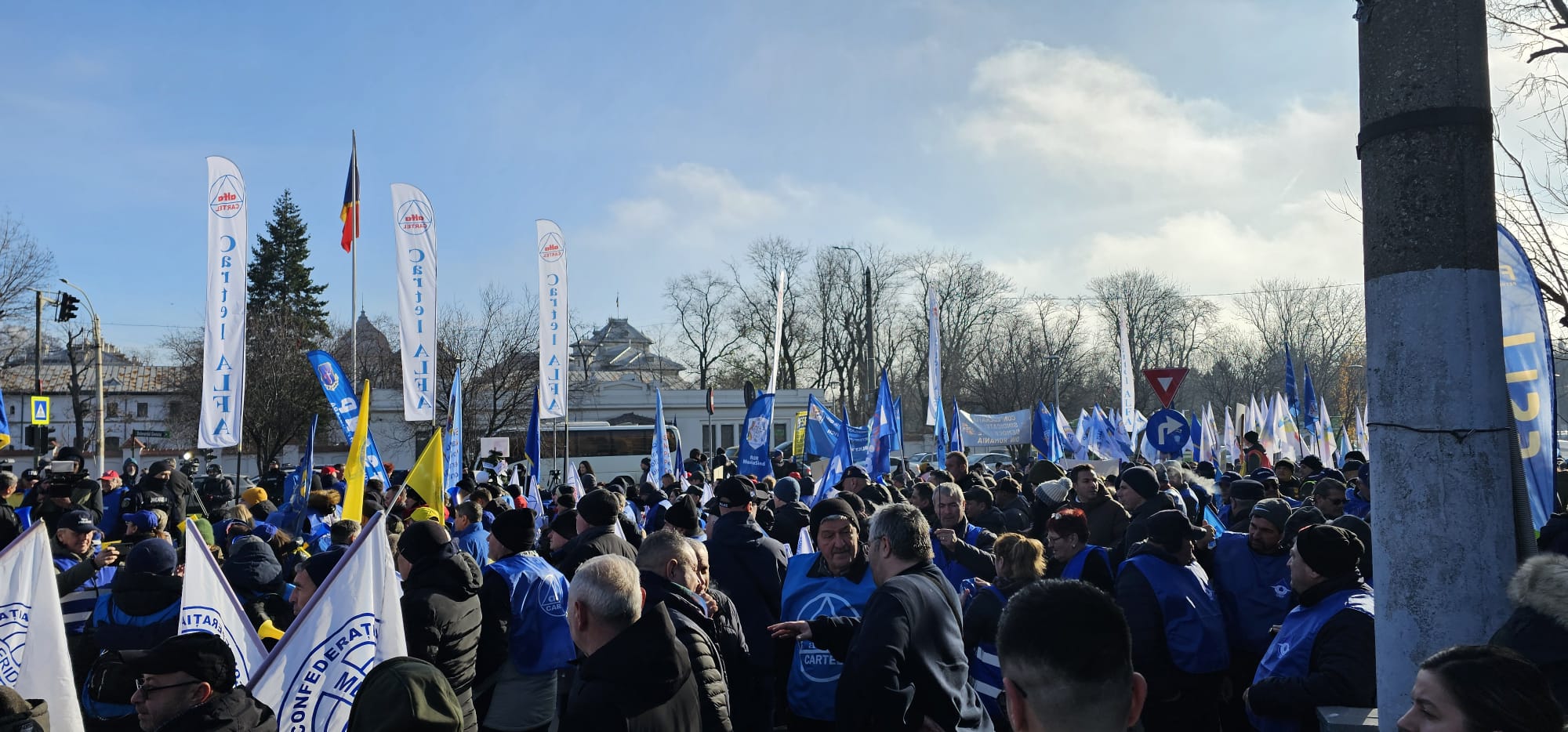 Tüntetők a Cotroceni-palota előtt. 