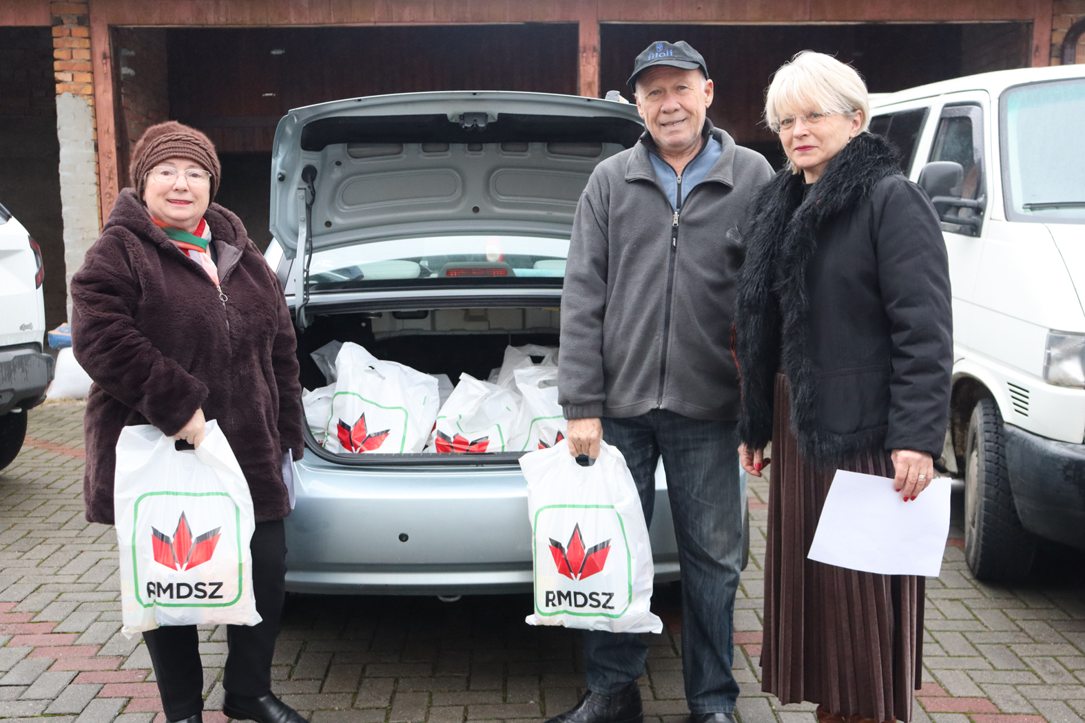Egy-egy csomagnyi szeretet az időseknek | Fotó: Kulcsár Mária