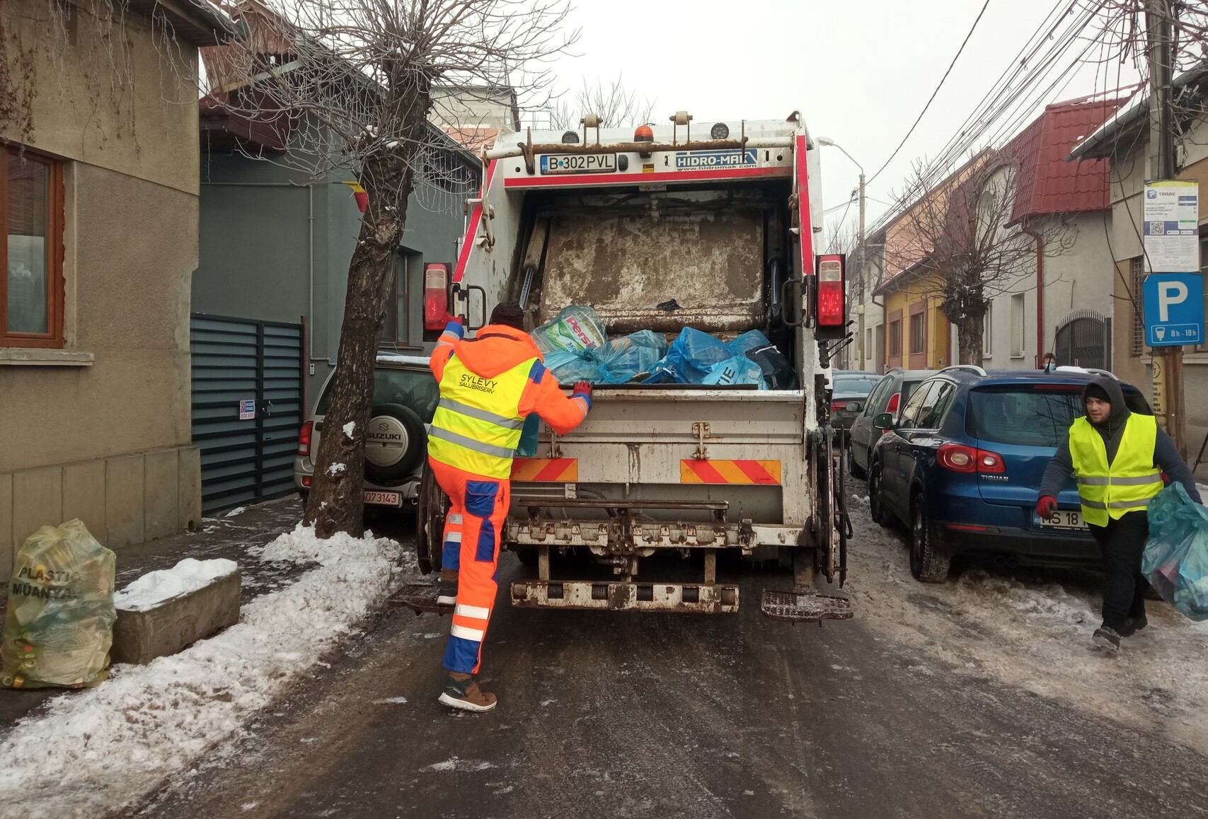 Dolgoznak a szemetesek | Fotó: Benedek Huszár Botond