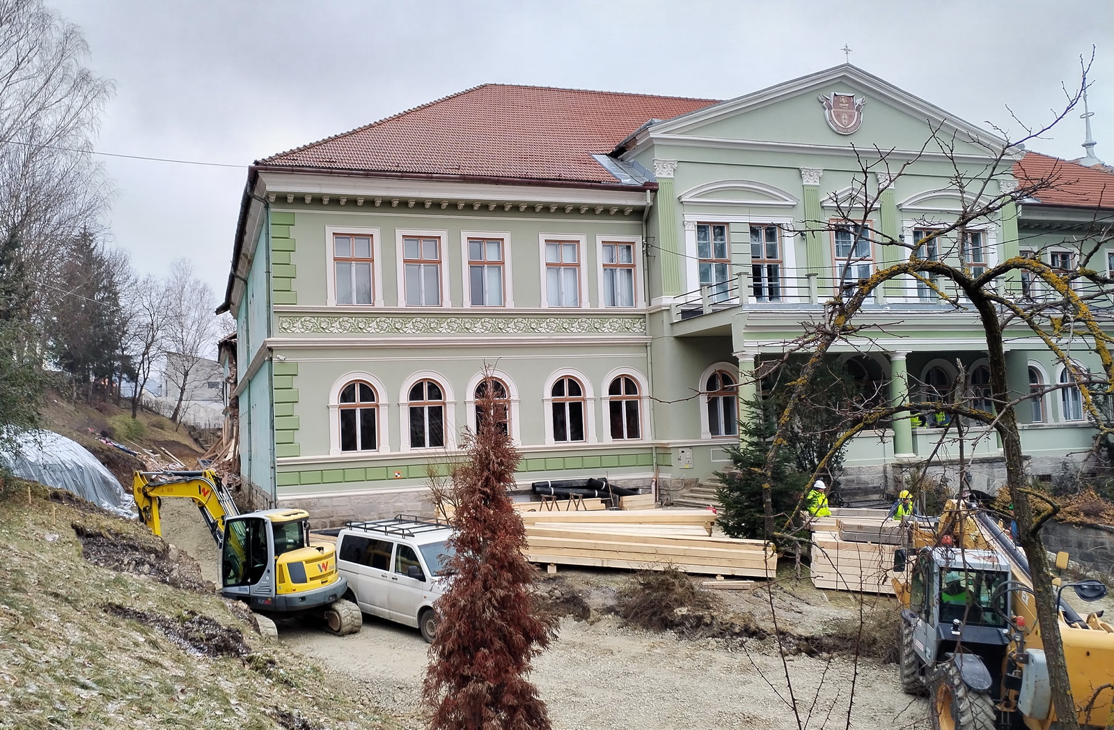 A bentlakás épülete. Két év alatt sem történt meg az újjáépítés. | Fotó: Maszol