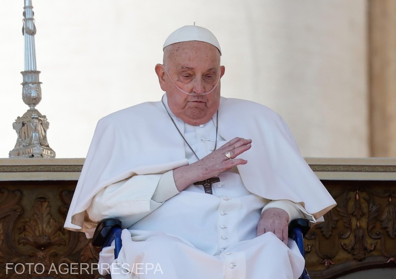 Hosszas kórházi kezelése után, Ferenc pápa kerekesszékben ülve jelent meg a Szent Péter-bazilikában, és a főoltárnál imádkozott a nagyszombat esti virrasztás szertartása előtt. | Fotó: Agerpres