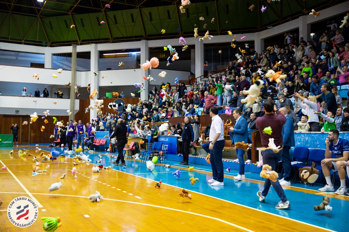 A korábbi években plüssöket dobáltak be a nézők a kosárpályára | Fotó: Marosvásárhelyi VSK