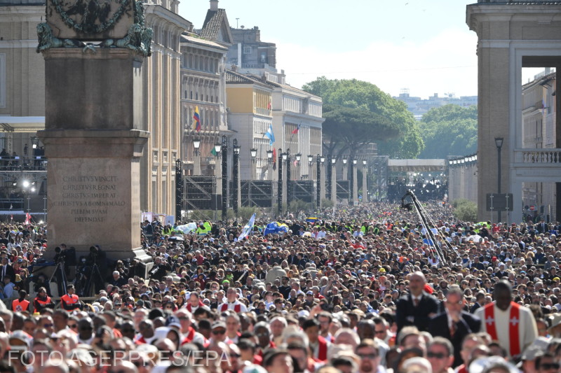 Hívők tömege a temetésen. | Fotó: Agerpres