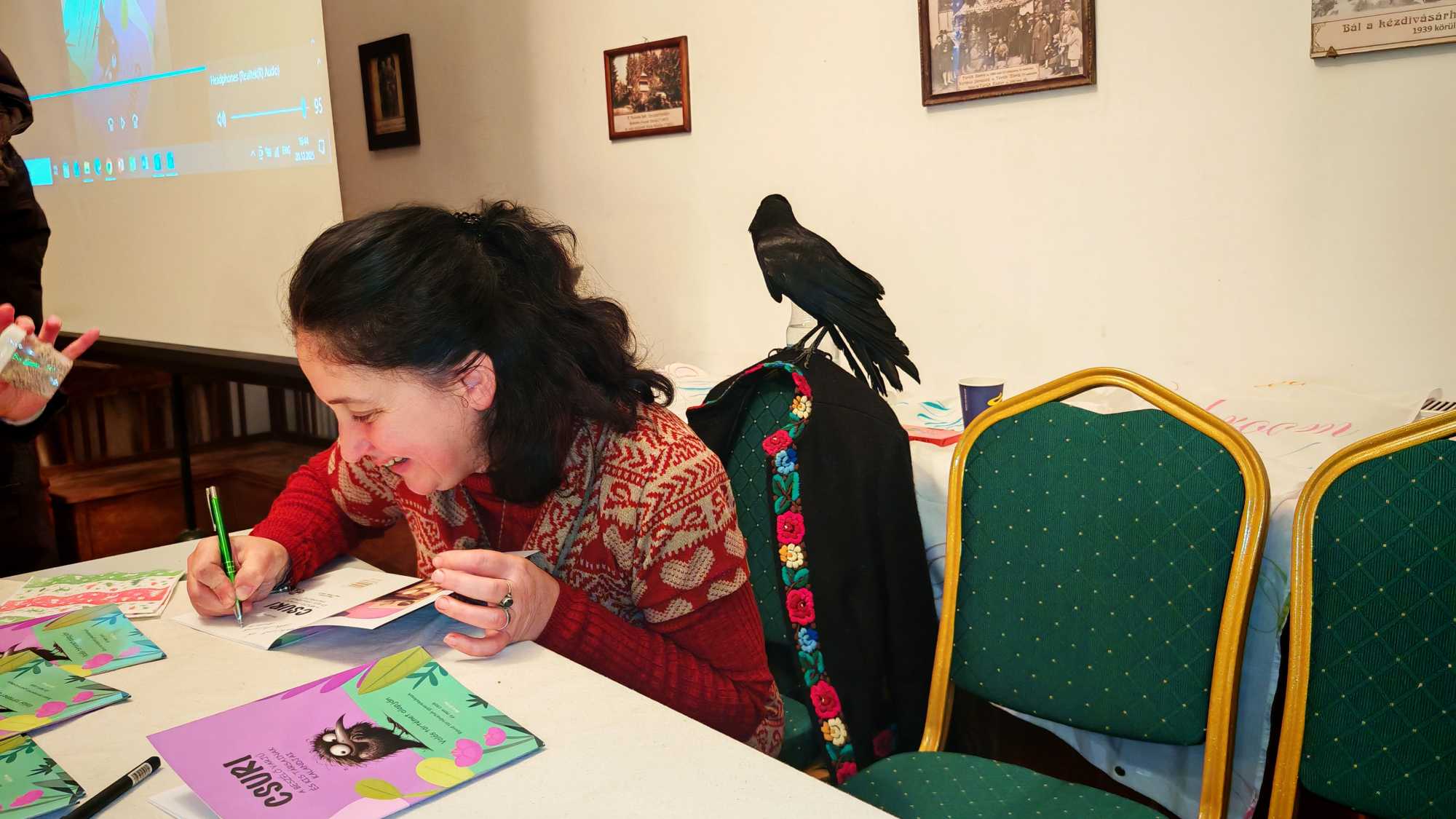 Dedikál a szerző, a háttérben Csurika.