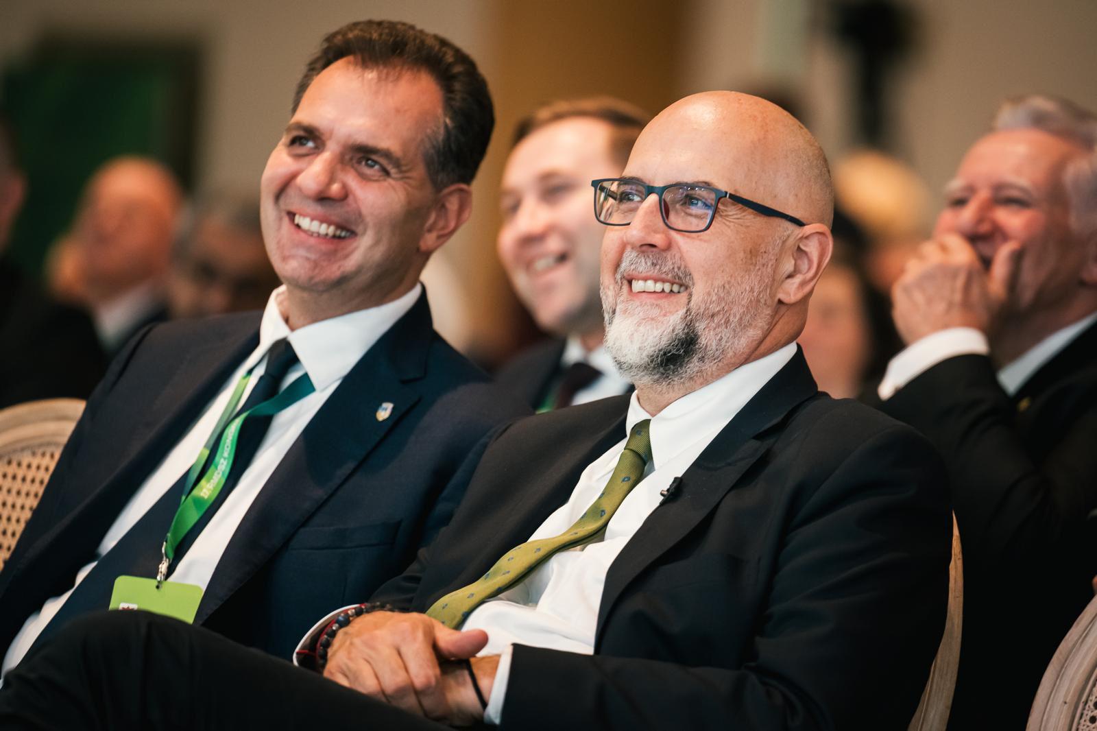 Nemcsak beszélni akarnak, hanem meghallgatni is. 