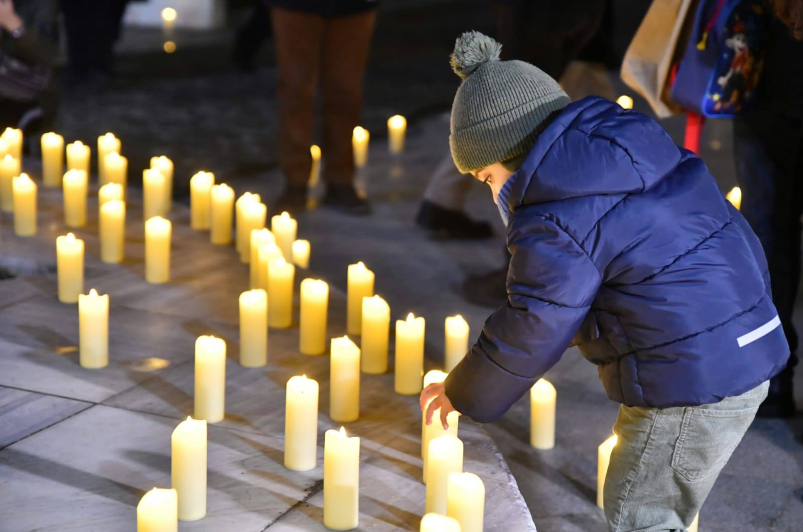 Fiatalok és gyerekek is részt vettek.
