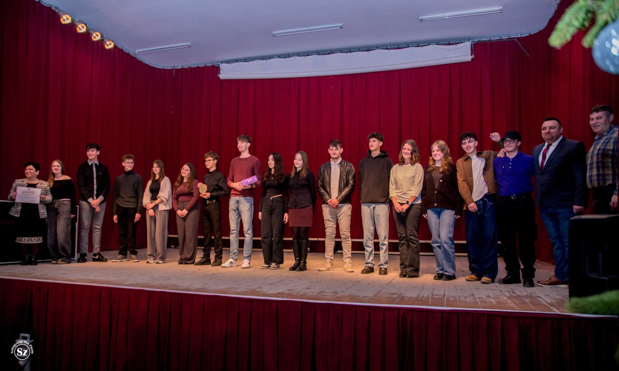 A kiemelkedő diákokat díjazták. 