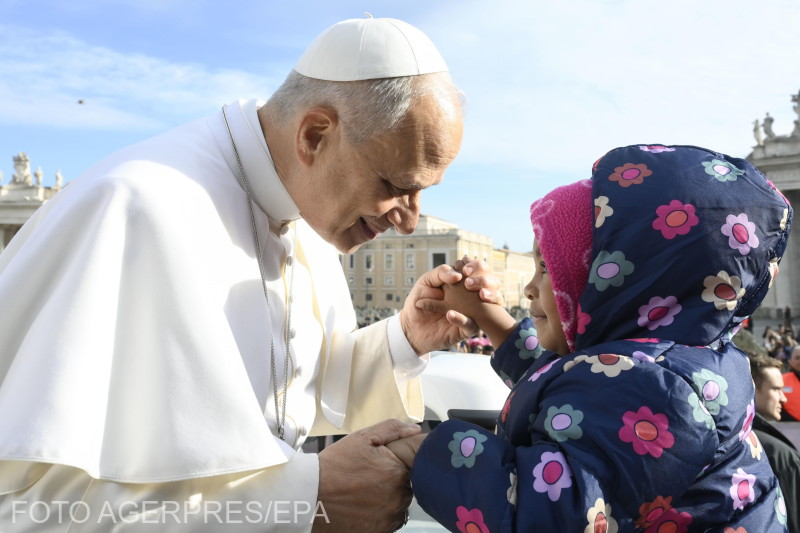 A Vatikáni Média által biztosított képen XIV. Leó pápa köszönt egy gyermeket a jubileumi audiencián a Szent Péter téren, Vatikánvárosban, 2025. december 20-án.
