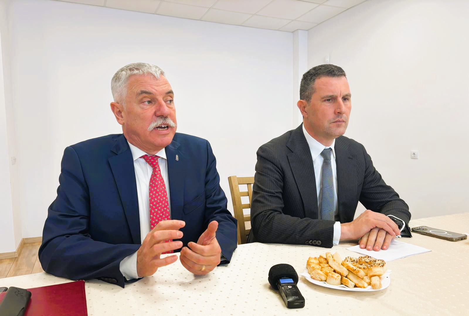Tamás Sándor háromszéki tanácselnök és Tánczos Barna miniszterelnök-helyettes | Fotó: Kovács Zsolt