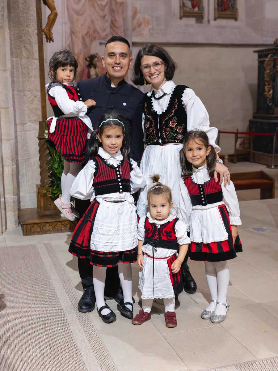 Népviseletben a család apraja-nagyja.