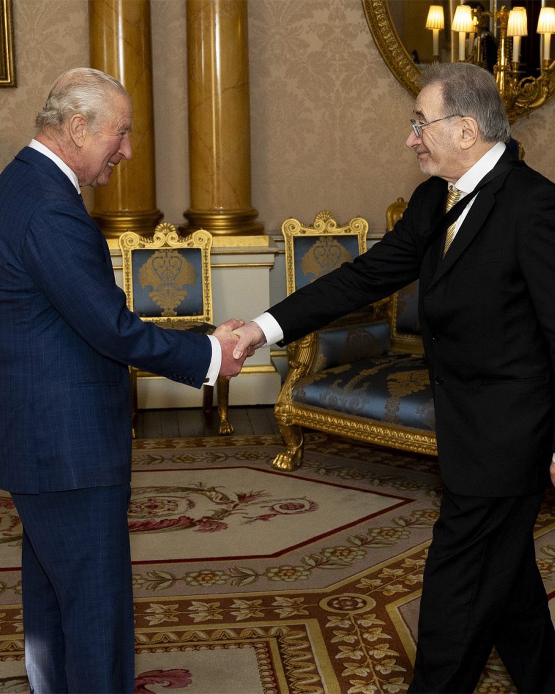 III. Károly brit uralkodó és Georges Szirtes kézfogása a Buckingham-palotában 2025. november 26-án l Fotó: Facebook – Liszt Institute London