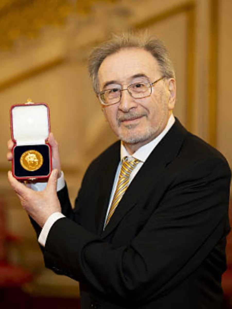 George Szirtes a királyi aranyéremmel l Fotó: Facebook – Liszt Institute London