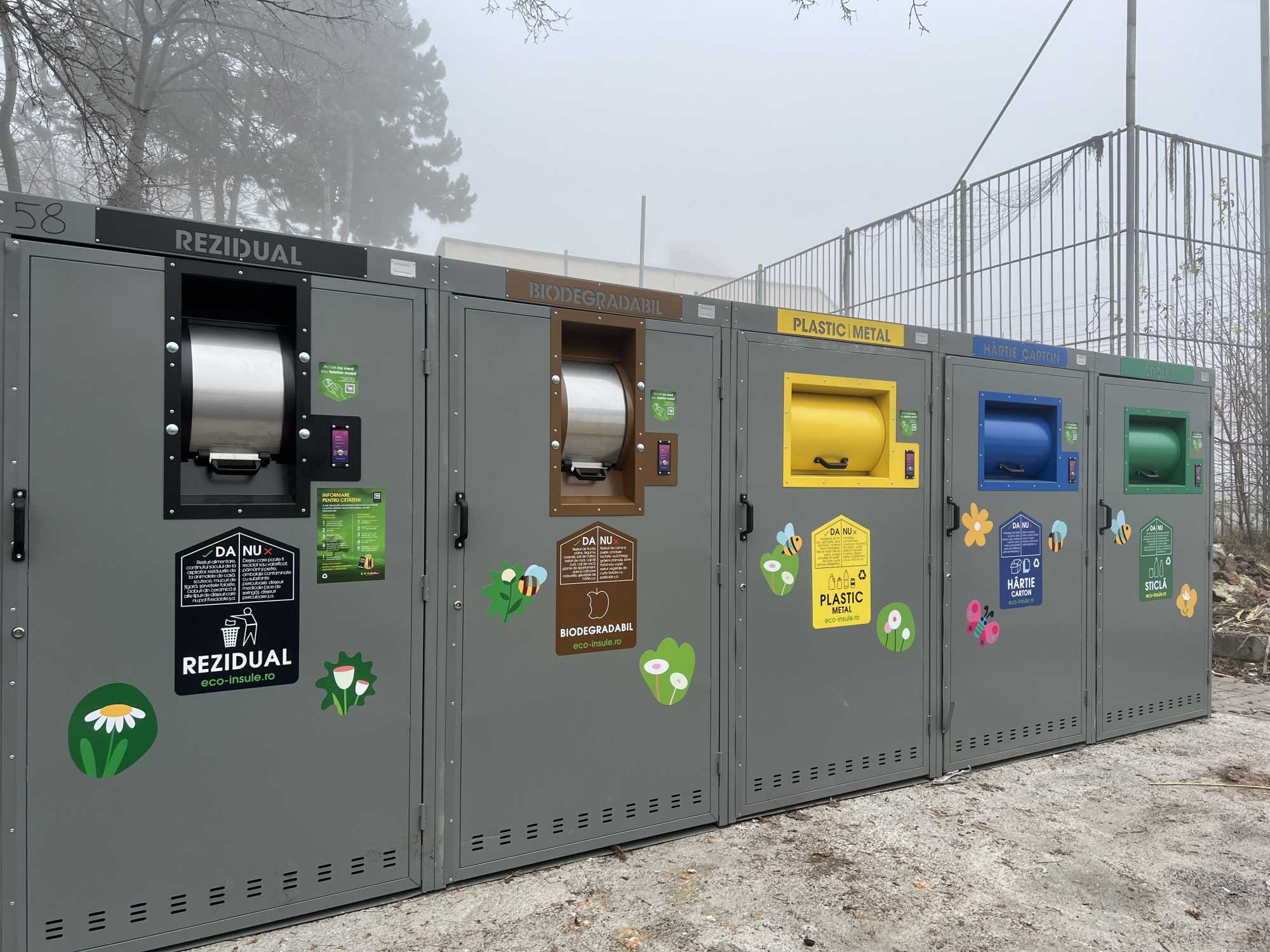 Hulladékgyűjtő szigetek Marosvásárhelyen | Fotó: Rákóczi Kinga