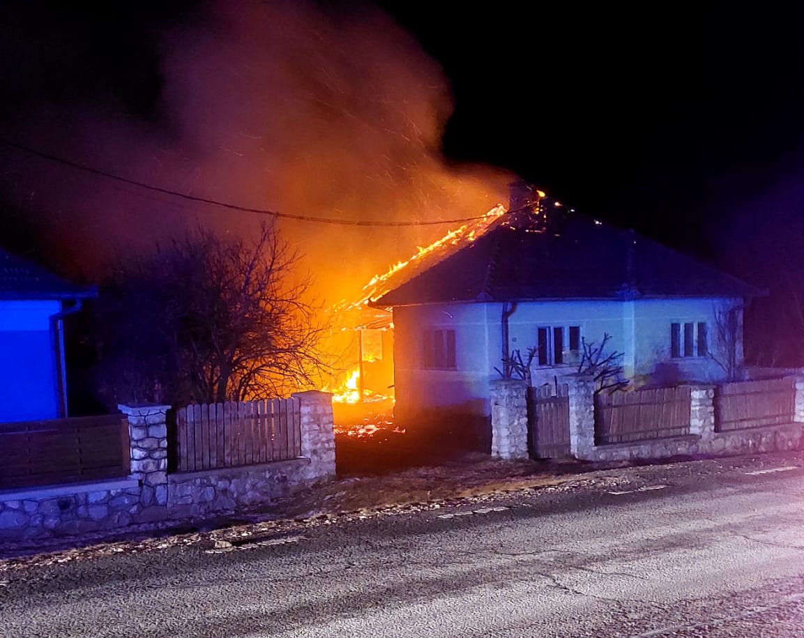 A 100 négyzetméteres ház a tűz martalékává vált | Fotók: ISU Harghita